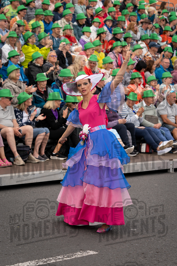 2026_04Mai25 Festa das Flores - Ala Adultas com crianças (vestidos rosa choque)_JFP02444.jpg