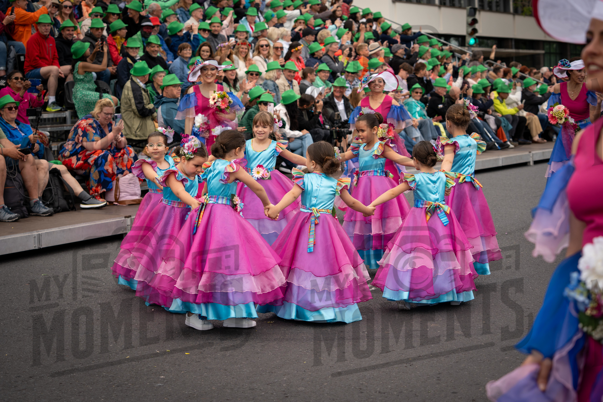 2026_04Mai25 Festa das Flores - Ala Adultas com crianças (vestidos rosa choque)_JFP02459.jpg