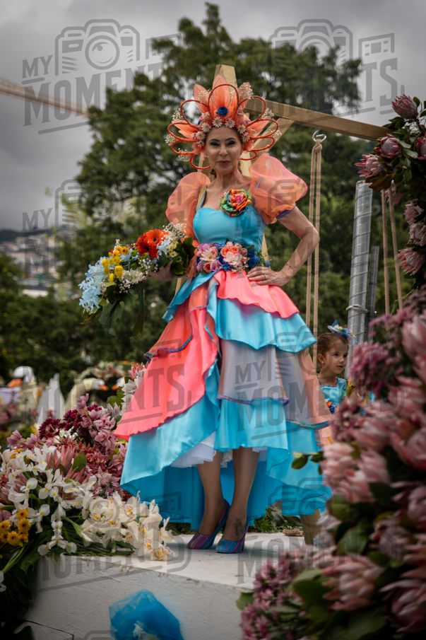 2026_04Mai25 Festa das Flores - Bailarinas e carro (vestidos verde e azul e participantes do carro)_JFP02278.jpg