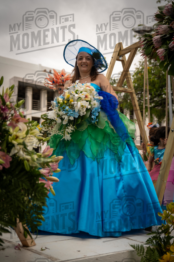 2026_04Mai25 Festa das Flores - Bailarinas e carro (vestidos verde e azul e participantes do carro)_JFP02281.jpg