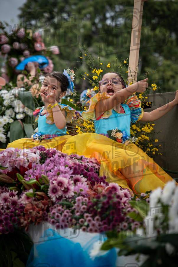 2026_04Mai25 Festa das Flores - Bailarinas e carro (vestidos verde e azul e participantes do carro)_JFP02287.jpg