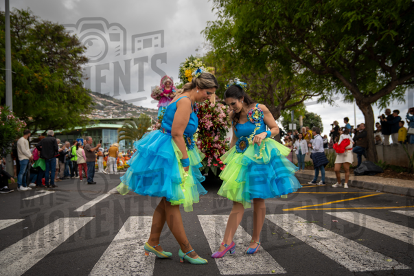 2026_04Mai25 Festa das Flores - Bailarinas e carro (vestidos verde e azul e participantes do carro)_JFP02342.jpg