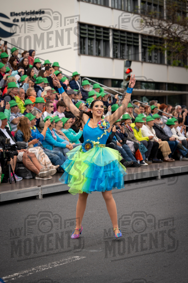 2026_04Mai25 Festa das Flores - Bailarinas e carro (vestidos verde e azul e participantes do carro)_JFP02473.jpg