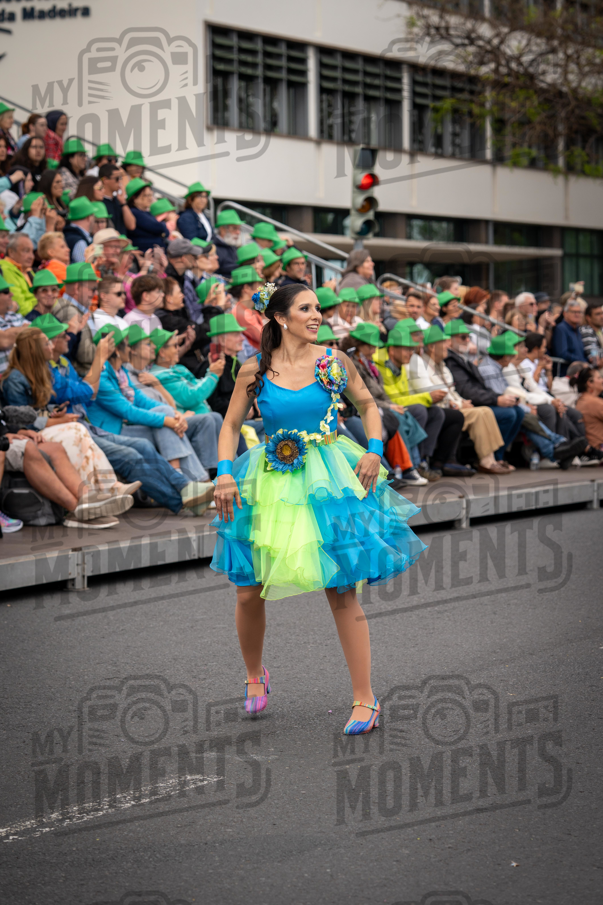 2026_04Mai25 Festa das Flores - Bailarinas e carro (vestidos verde e azul e participantes do carro)_JFP02474.jpg
