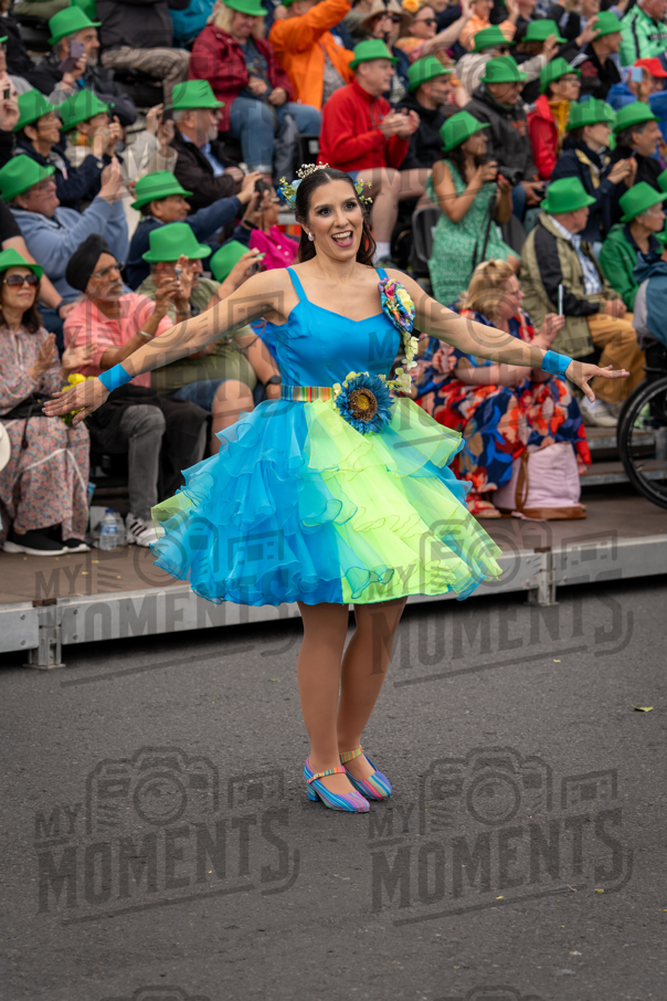 2026_04Mai25 Festa das Flores - Bailarinas e carro (vestidos verde e azul e participantes do carro)_JFP02480.jpg