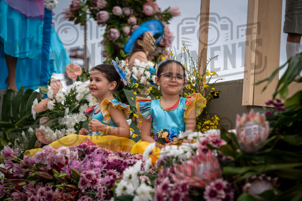 2026_04Mai25 Festa das Flores - Bailarinas e carro (vestidos verde e azul e participantes do carro)_JFP02488.jpg