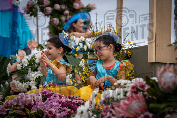2026_04Mai25 Festa das Flores - Bailarinas e carro (vestidos verde e azul e participantes do carro)_JFP02489.jpg