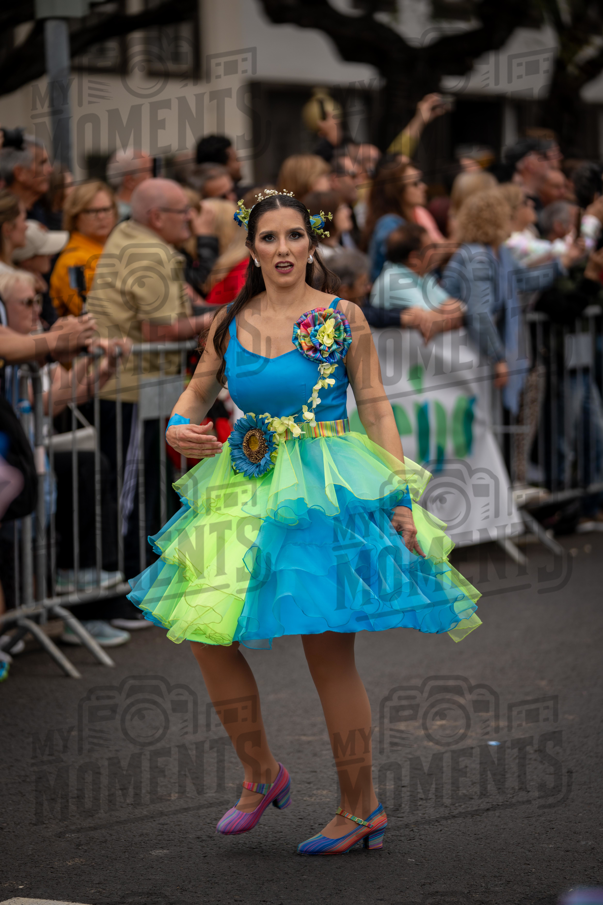 2026_04Mai25 Festa das Flores - Bailarinas e carro (vestidos verde e azul e participantes do carro)_JFP02626.jpg