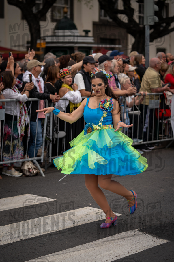 2026_04Mai25 Festa das Flores - Bailarinas e carro (vestidos verde e azul e participantes do carro)_JFP02628.jpg