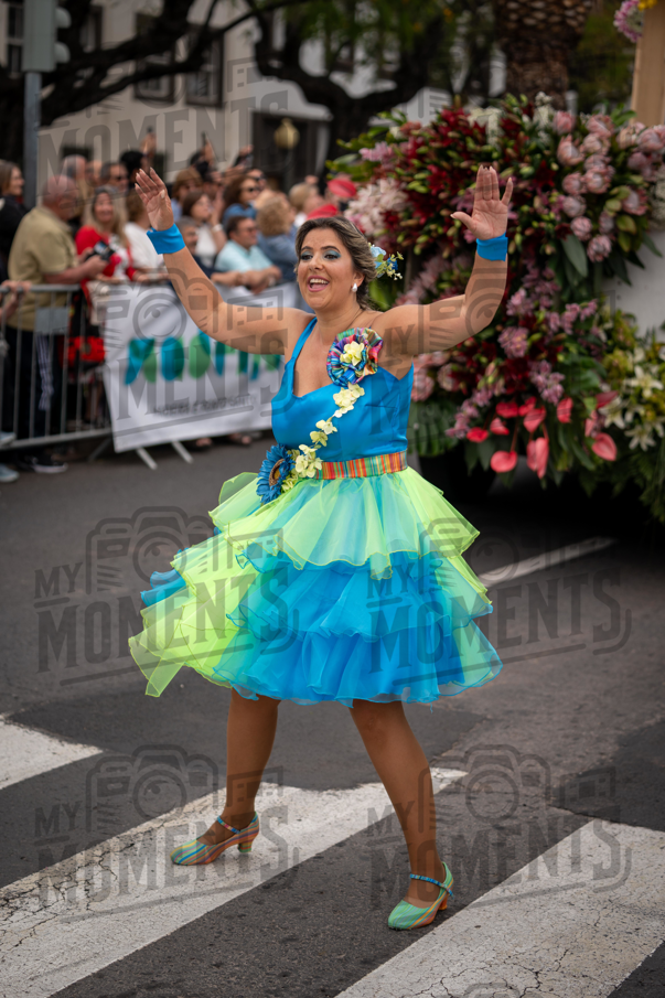 2026_04Mai25 Festa das Flores - Bailarinas e carro (vestidos verde e azul e participantes do carro)_JFP02631.jpg