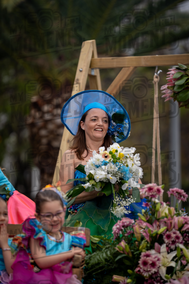 2026_04Mai25 Festa das Flores - Bailarinas e carro (vestidos verde e azul e participantes do carro)_JFP02639.jpg