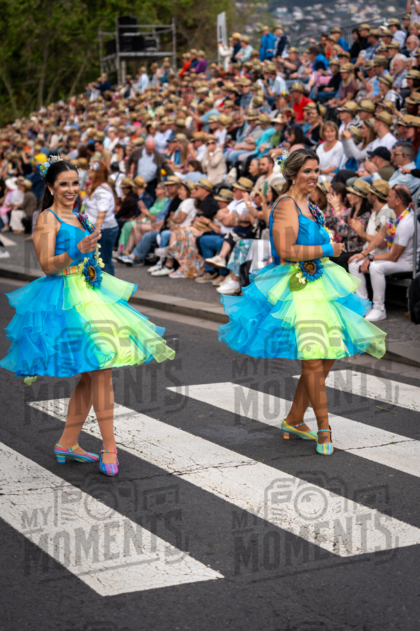2026_04Mai25 Festa das Flores - Bailarinas e carro (vestidos verde e azul e participantes do carro)_JFP03022.jpg
