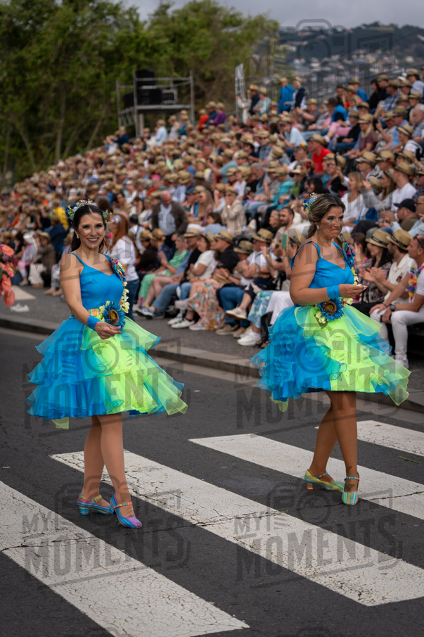 2026_04Mai25 Festa das Flores - Bailarinas e carro (vestidos verde e azul e participantes do carro)_JFP03023.jpg