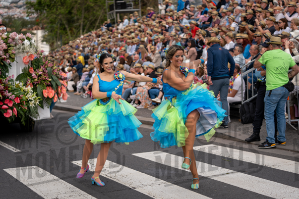 2026_04Mai25 Festa das Flores - Bailarinas e carro (vestidos verde e azul e participantes do carro)_JFP03024.jpg