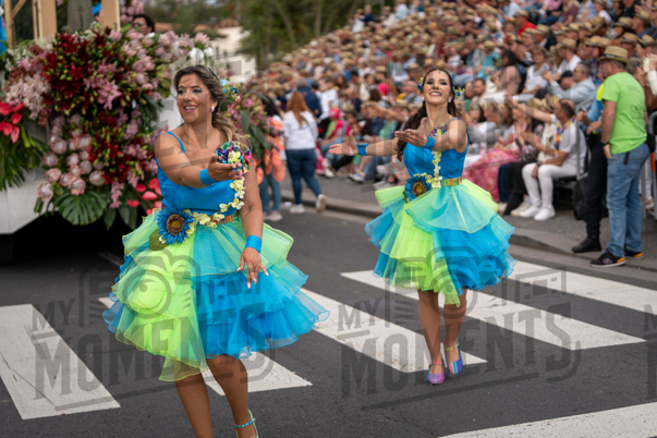 2026_04Mai25 Festa das Flores - Bailarinas e carro (vestidos verde e azul e participantes do carro)_JFP03025.jpg