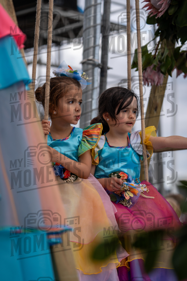 2026_04Mai25 Festa das Flores - Bailarinas e carro (vestidos verde e azul e participantes do carro)_JFP03037.jpg
