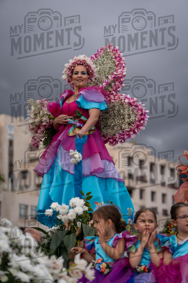 2026_04Mai25 Festa das Flores - Bailarinas e carro (vestidos verde e azul e participantes do carro)_JFP03044.jpg