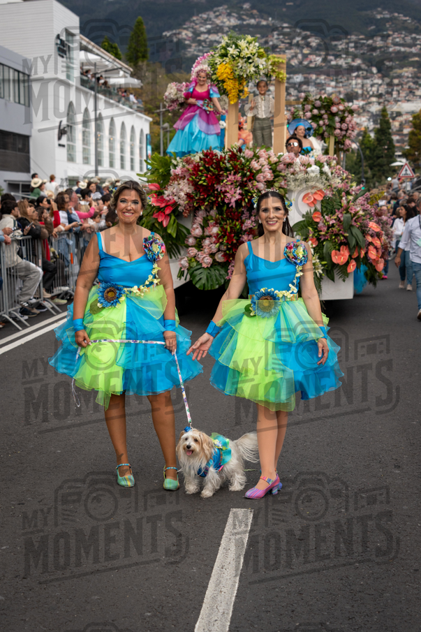 2026_04Mai25 Festa das Flores - Bailarinas e carro (vestidos verde e azul e participantes do carro)_JFP03236.jpg
