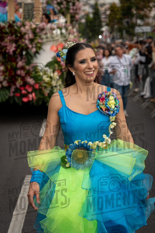 2026_04Mai25 Festa das Flores - Bailarinas e carro (vestidos verde e azul e participantes do carro)_JFP03237.jpg